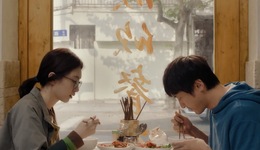 看似选择多的年轻人，要在眼花缭乱时恢复对生活的感受 |《拼桌》导演专访