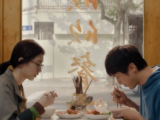 看似选择多的年轻人，要在眼花缭乱时恢复对生活的感受 |《拼桌》导演专访