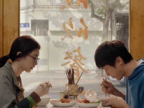 看似选择多的年轻人，要在眼花缭乱时恢复对生活的感受 |《拼桌》导演专访