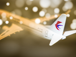 东航回应MU5128航班起火事件：旅客掉落手机受挤压冒烟起燃