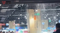 福建一永辉超市水管爆裂，楼上厨余水如瀑布倾洒，官方：已抢修，被污商品下架