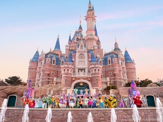 上海迪士尼走過10年，售賣快樂如何成為一門生意