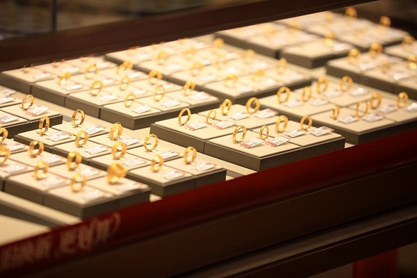 金价“九连跌”，周大福延缓涨价|界面新闻