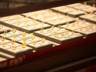 金价“九连跌”，周大福延缓涨价