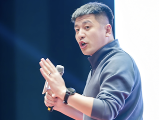 張雪峰“心臟驟?！闭趽尵?？合伙人稱暫時無可奉告，助理回應不知情