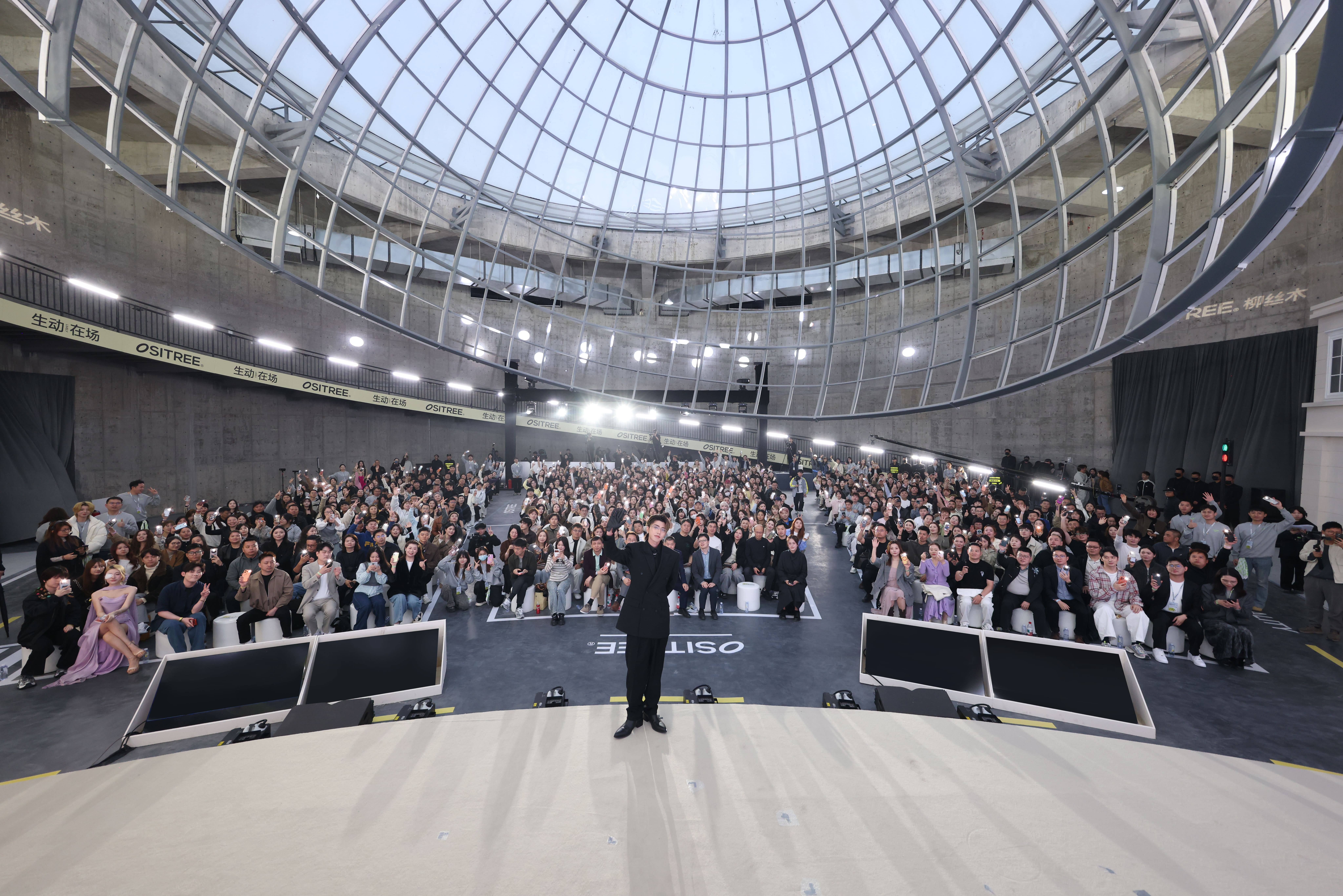 图6 蔡徐坤全场大合照.jpg