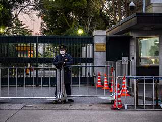 携刀强闯中使馆的男子身份披露，日本警方通报调查进展