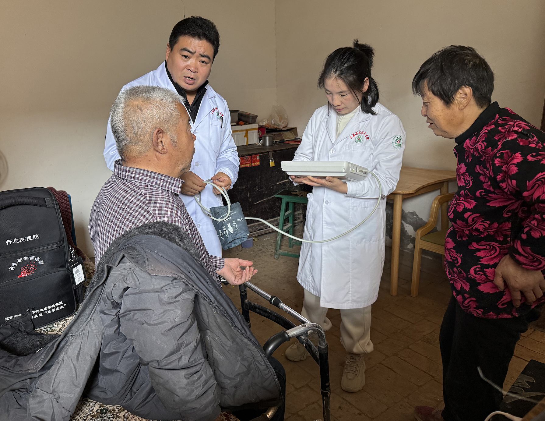 破解失能老人照护难题，我国加快建立长期护理保险制度