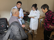 破解失能老人照护难题，我国加快建立长期护理保险制度