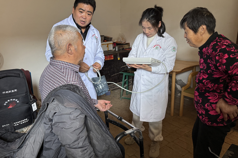 破解失能老人照护难题，我国加快建立长期护理保险制度