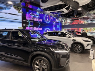 【特写】8年补贴政策退场前夜，香港居民疯抢国产电动车