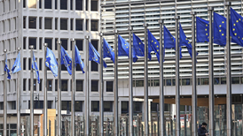 欧洲议会表决通过欧美贸易协议，此前曾多次按下“暂停键”