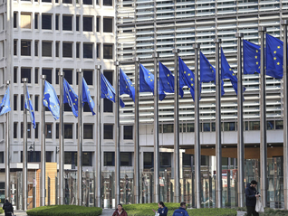 欧洲议会表决通过欧美贸易协议，此前曾多次按下“暂停键”