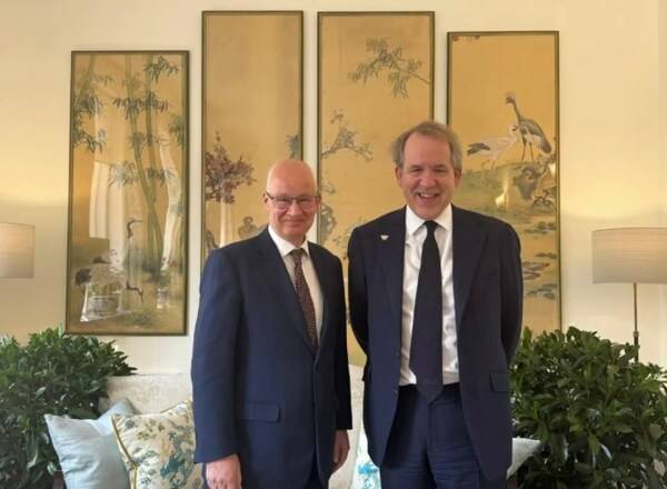 曼大校长邓肯·伊维森与英国驻华大使魏磊会晤
