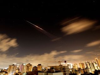 将空袭伊朗能源设施时间再推迟10天之际，美国考虑向中东增派1万地面部队