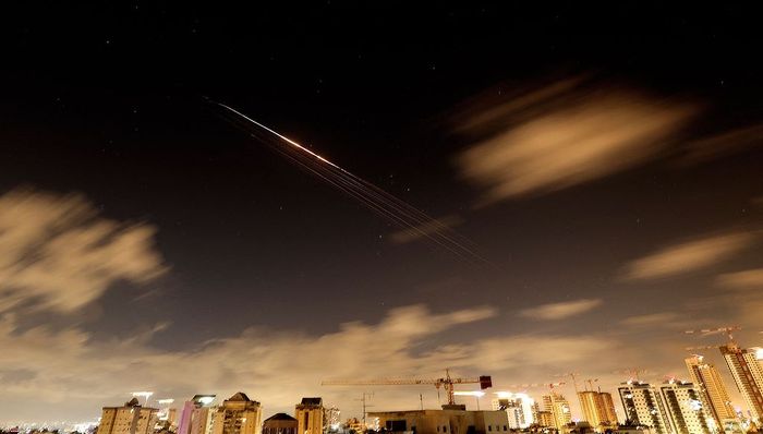 将空袭伊朗能源设施时间再推迟10天之际，美国考虑向中东增派1万地面部队