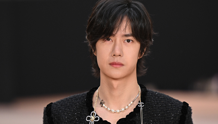 王一博;乐华娱乐;续约;2500万港元股份