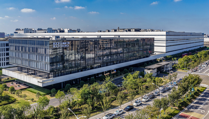 青山系锂电池公司;首次盈利;成立九年