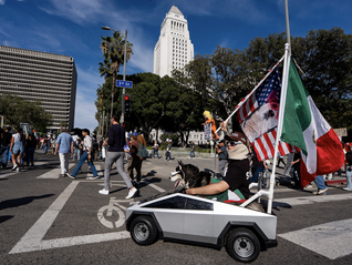 反对美国政府对伊朗动武，千人“包围”洛杉矶政府机构大楼