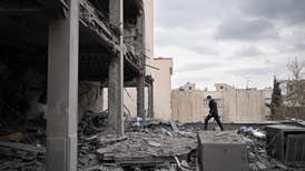 伊朗军方警告：波斯湾的鲨鱼正等待美国军人，特朗普错误决策将导致美军陷死亡泥潭