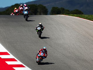 打破欧美日摩托车厂商垄断，张雪机车WSBK两连冠创历史