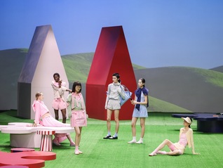 在现实与想象之间，时装建立起更轻的平衡｜上海时装周