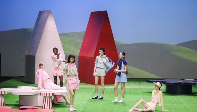 在现实与想象之间，时装建立起更轻的平衡｜上海时装周