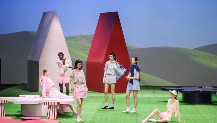 在现实与想象之间，时装建立起更轻的平衡｜上海时装周