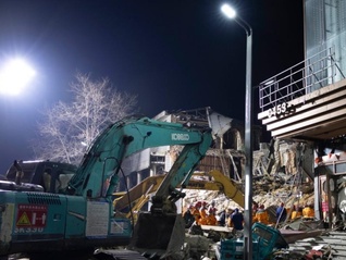 地方新闻精选 | 黑龙江海林市建筑坍塌共致7人遇难 九寨沟栈道上出现野生大熊猫