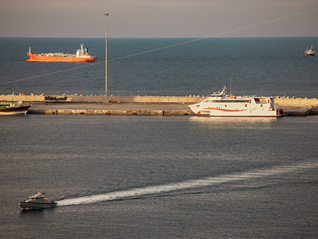 霍尔木兹海峡收费法案落地，伊朗将与阿曼合作制定法律框架