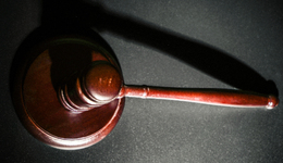 “白嫖”迪丽热巴拍土味短剧，这家A股公司把自己“作”退市了