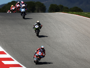 張雪機(jī)車登頂世界級(jí)摩托車賽事，投資方宏昌科技大漲17%?