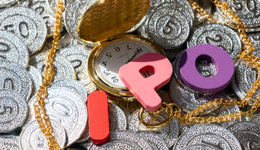 雷军投的“中年人泡泡玛特”在香港上市了