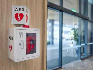 教育部推进急救教育进校园，为薄弱地区中小学配备“救命神器”