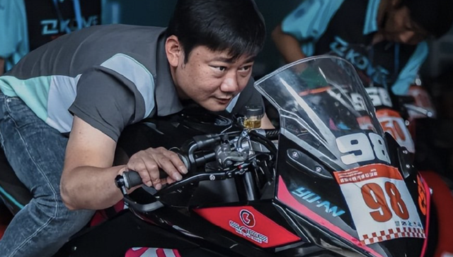 初中生造车，估值10亿：那个19岁追车的张雪赢了