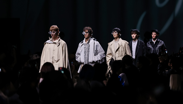 从舞台退场之后，时装开始回应生活｜上海时装周
