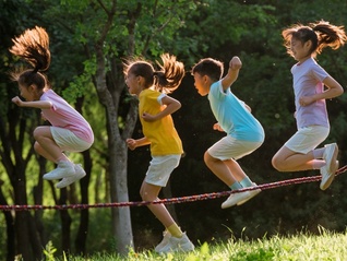 已有8省份全面推行春秋假，多地强调配套落实家长休假措施