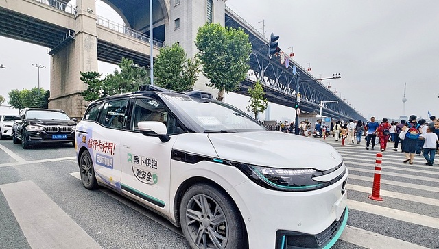 停摆在高架主路上的Robotaxi;萝卜快跑;运营软肋