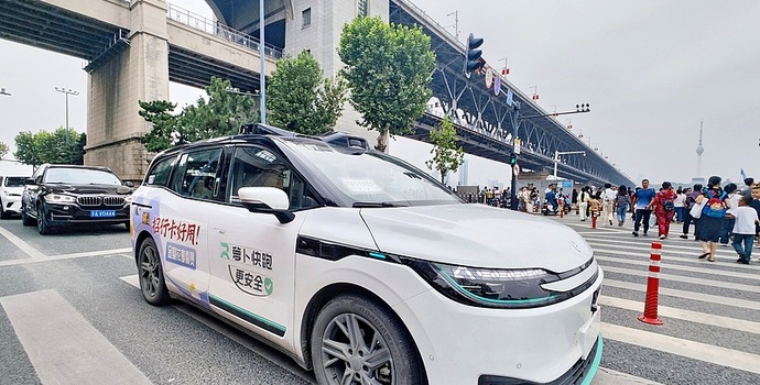 停摆在高架主路上的Robotaxi，击中了萝卜快跑的运营软肋