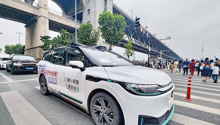 停摆在高架主路上的Robotaxi;萝卜快跑;运营软肋