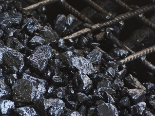 中煤关家崖煤矿发生冒顶事故，致4名被困人员遇难