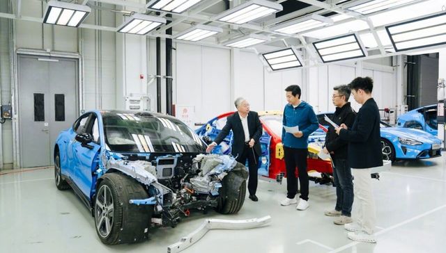 雷军;直播;拆新一代SU7;锁单量超4万辆