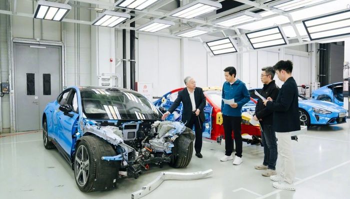 雷军;直播;拆新一代SU7;锁单量超4万辆