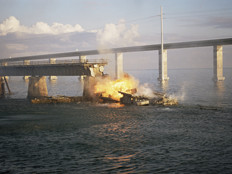 全球最复杂大桥被炸致百余伤亡，美以袭击民用设施逼迫伊朗达成协议