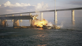 全球最复杂大桥被炸致百余伤亡，美以袭击民用设施逼迫伊朗达成协议