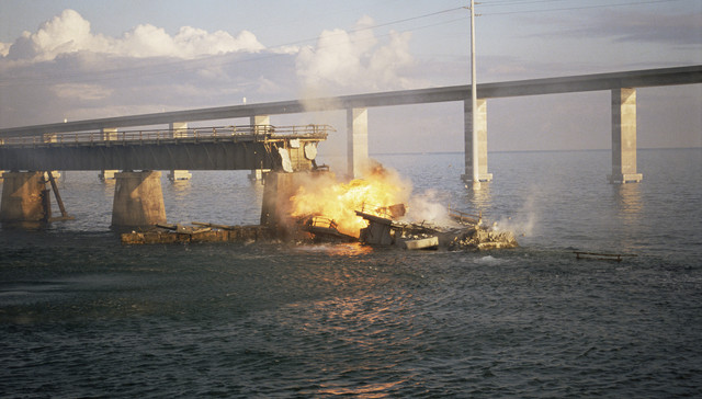 全球最复杂大桥被炸;美以袭击民用设施;逼迫伊朗达成协议