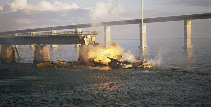 全球最复杂大桥被炸致百余伤亡，美以袭击民用设施逼迫伊朗达成协议