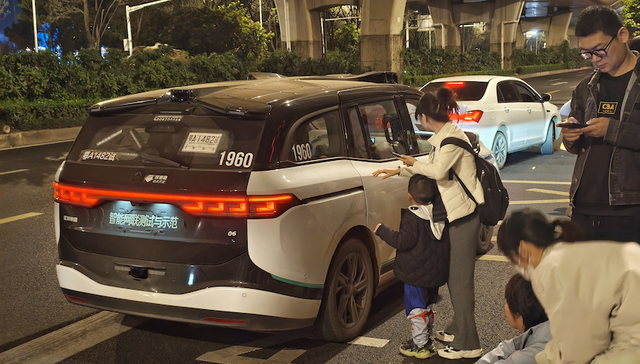 Baidu robotaxi; outage in Wuhan; system fragility