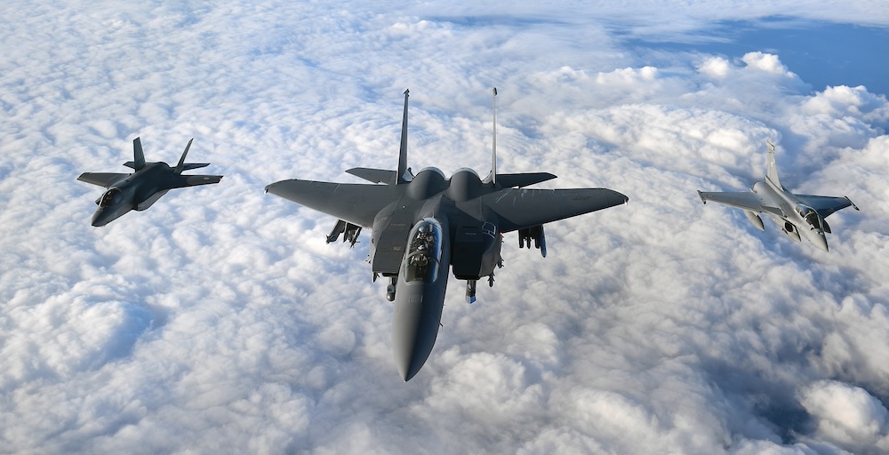 鲁中晨报:今晚买四不像必中一肖-持续50多个小时、出动155架飞机，两名美军是如何被营救的？|界面新闻 · 天下