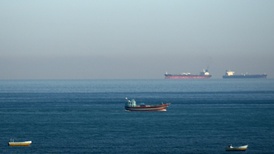 美伊停火后首批船只通过霍尔木兹海峡，仍有数百艘船舶被困